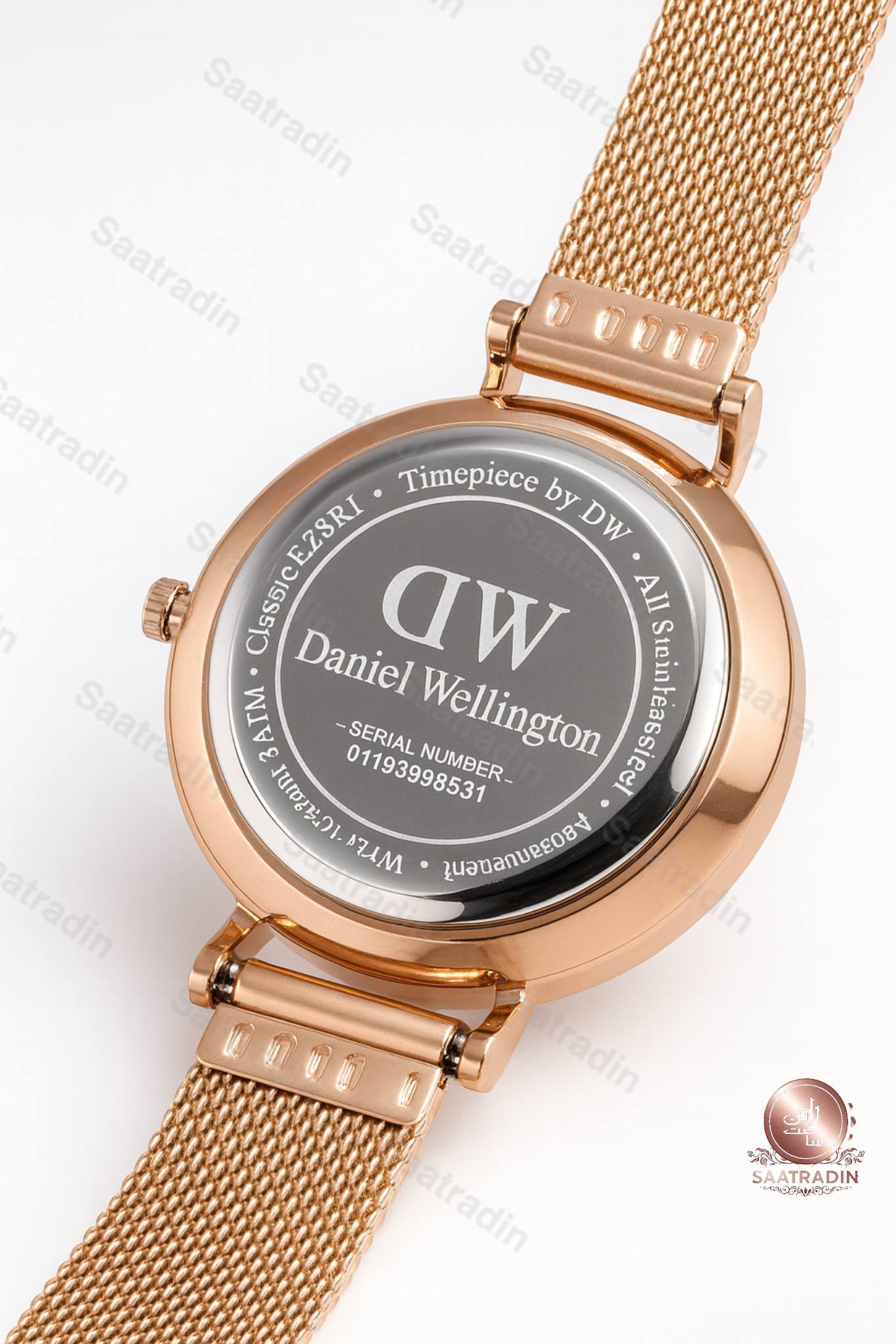 ساعت زنانه دنیل ولینگتون رزگلد صفحه مشکی بند حصیری ۳۲ میلیمتر – هایکپی درجهیک (Daniel Wellington Classic Black Dial Rose Gold Mesh 32mm Women’s Watch) | ساعت رادین پشت قاب ساعت زنانه دنیل ولینگتون رزگلد ۳۲ میلیمتر